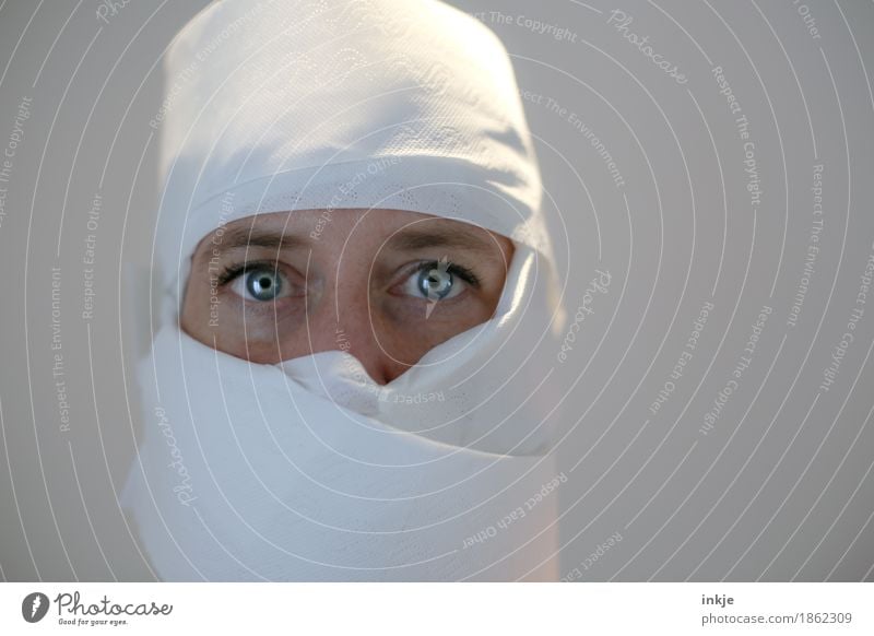 Ritter der Weißheit Lifestyle Freizeit & Hobby feminin Frau Erwachsene Leben Gesicht Auge 1 Mensch Maske Schal Tuch Helm Toilettenpapier Blick außergewöhnlich