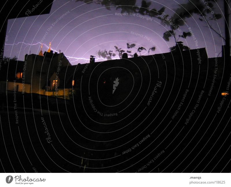 Querschläger Unwetter Wind Sturm Blitze Haus dunkel Gefühle blitzen quer dramatisch Außenaufnahme Nacht Langzeitbelichtung Blitzschlag unheimlich Elektrizität