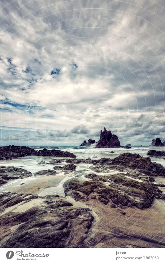 Steine und Wege Ferne Wellen Natur Landschaft Himmel Wolken Schönes Wetter Felsen Küste Strand Insel Teneriffa Spanien ästhetisch bedrohlich Unendlichkeit blau