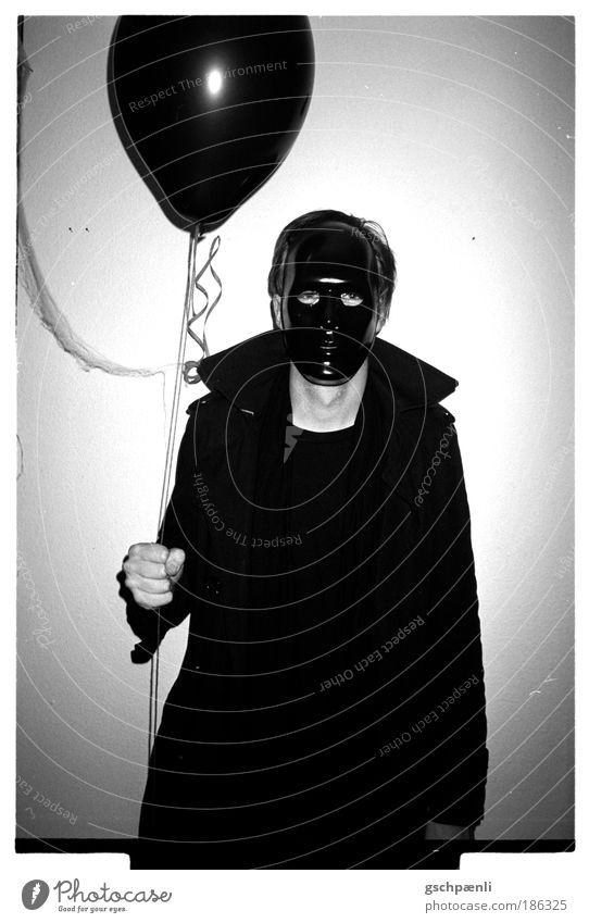 scared of the black man Mann Erwachsene 1 Mensch Kunst Mantel Maske Luftballon bedrohlich dunkel gruselig trashig schwarz weiß Angst Entsetzen Todesangst
