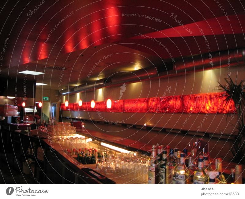 Bar Theke rot aufräumen Alkohol Stil Trinkgefäß Glas Beleuchtung Reflexion & Spiegelung dunkel Innenaufnahme Menschenleer viele