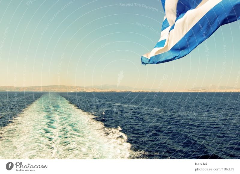 Ab in den Süden Ferien & Urlaub & Reisen Ferne Sommer Sommerurlaub Meer Wellen Wasser Fahne wehen Griechenland blau Blauer Himmel Wasserfahrzeug Schifffahrt
