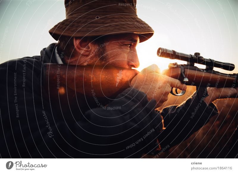 Detail des Jägers, der durch seinen Scharfschützen schaut Lifestyle Freizeit & Hobby Jagd Abenteuer Safari Expedition Sport Mann Erwachsene Männlicher Senior 1