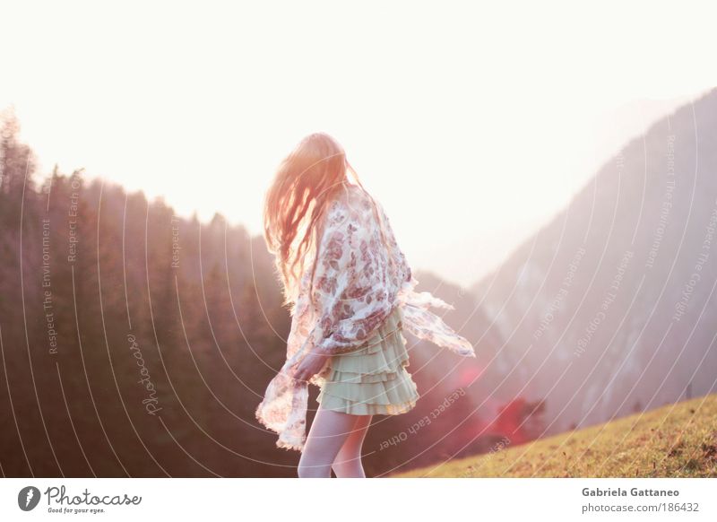 Sonne im Netz feminin Haare & Frisuren Landschaft Hügel Berge u. Gebirge leuchten Blick stehen frei Stimmung Umdrehungsgeschwindigkeit drehen erstarren