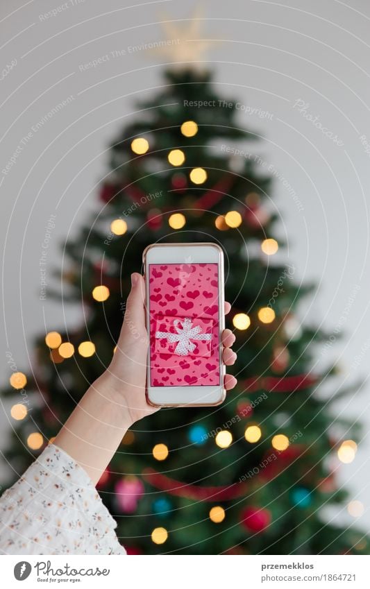 Online Weihnachtseinkäufe mit Smartphone kaufen Dekoration & Verzierung Telefon Handy PDA Bildschirm Technik & Technologie Mädchen Baum Unschärfe Gast Geschenk