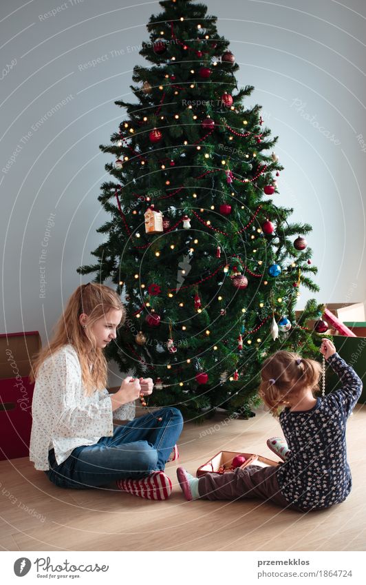 Junges Mädchen und ihre kleine Schwester, die Weihnachtsbaum verziert Lifestyle Freude Dekoration & Verzierung Feste & Feiern Weihnachten & Advent Kind