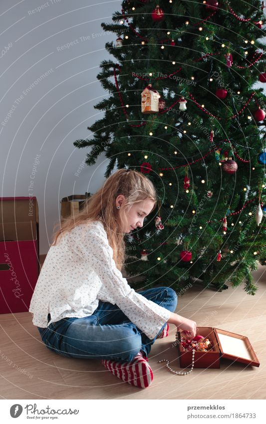 Junges Mädchen, das zu Hause Weihnachtsbaum verziert Lifestyle Freude Dekoration & Verzierung Feste & Feiern Weihnachten & Advent Mensch Kind 1 8-13 Jahre