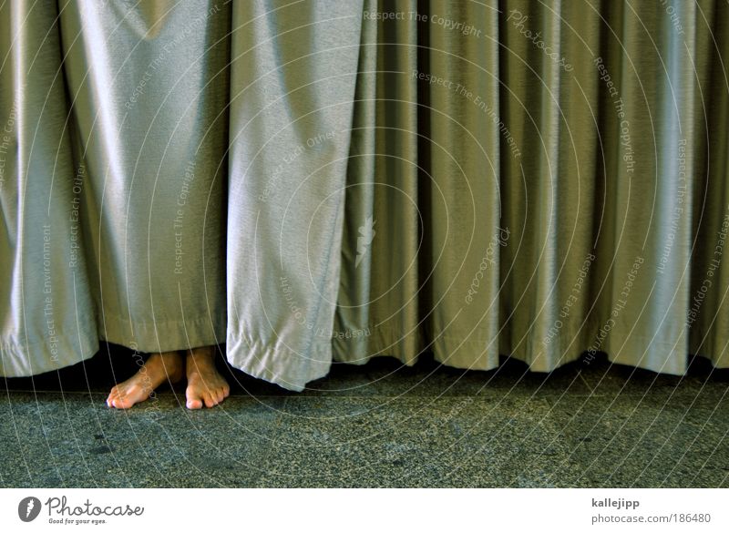 liebhaber Lifestyle Häusliches Leben Wohnung Haus maskulin Beine Fuß stehen Kontakt Schutz Vorhang Versteck entdecken Scham Zehen Faltenwurf fussboden Barfuß