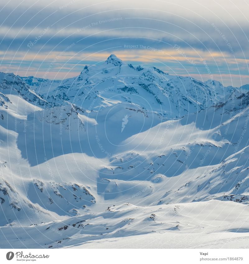 Blaue Berge Snowy in den Wolken bei Sonnenuntergang Ferien & Urlaub & Reisen Tourismus Abenteuer Winter Schnee Winterurlaub Berge u. Gebirge Klettern