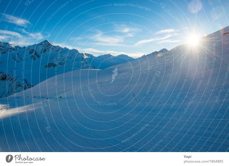 Blaue Berge Snowy in den Wolken bei Sonnenuntergang Ferien & Urlaub & Reisen Tourismus Abenteuer Winter Schnee Winterurlaub Berge u. Gebirge Sport Klettern