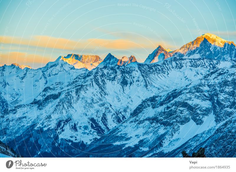 Blaue Berge Snowy in den Wolken bei Sonnenuntergang Ferien & Urlaub & Reisen Tourismus Abenteuer Winter Schnee Berge u. Gebirge Klettern Bergsteigen Natur