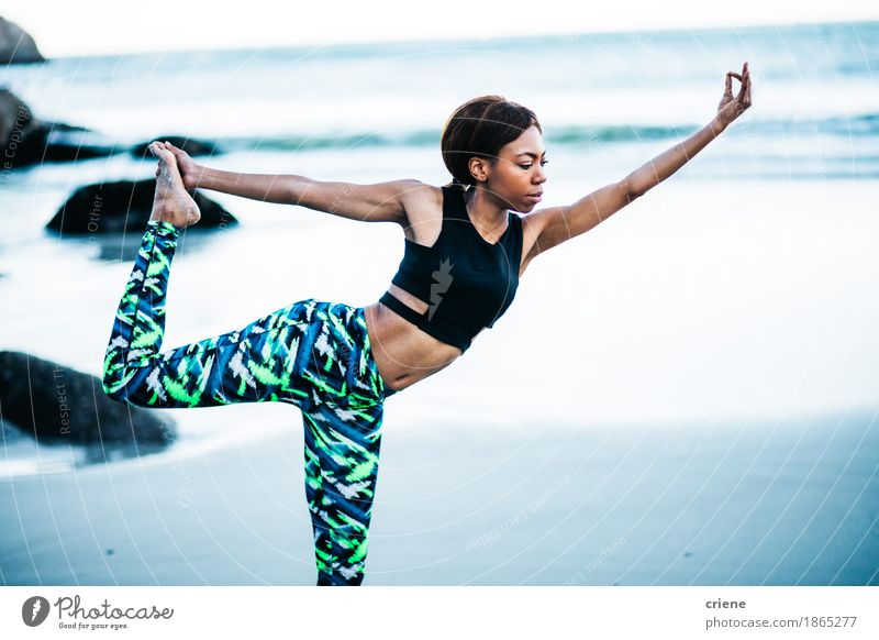 Die afrikanischen Frauen, die Yoga tun, werfen auf Strand am frühen Morgen auf Lifestyle schön Körper sportlich Fitness Wellness harmonisch Erholung ruhig