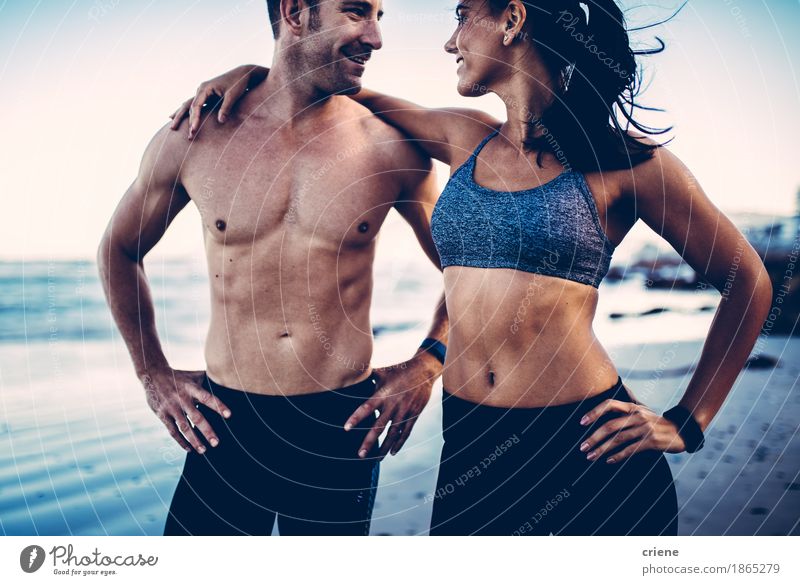 Nahaufnahme der muskulösen Körper des jungen Erwachsenen auf dem Strand Lifestyle Freude Gesundheit sportlich Fitness Leben Freizeit & Hobby Sport