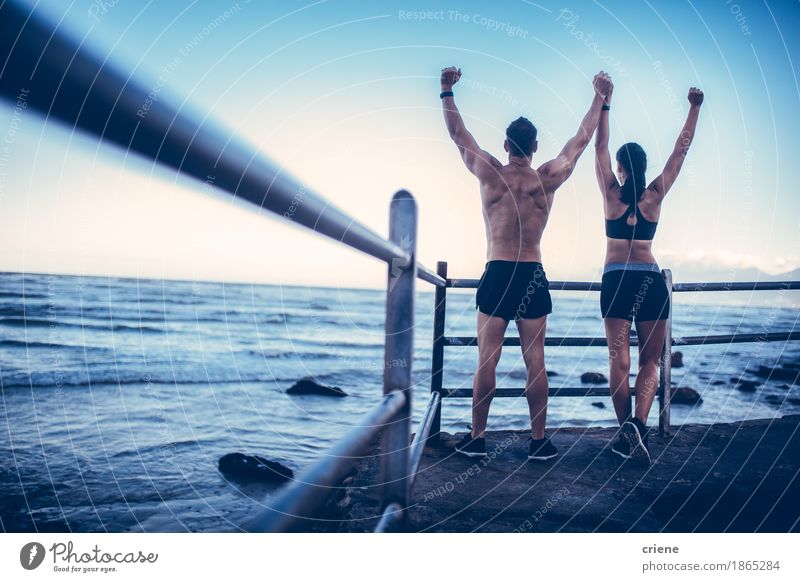 Das junge erwachsene kaukasische Paar, das tut, erobert Haltung nach Lauf Lifestyle Freude Glück Körper Gesundheit sportlich Fitness Leben Wohlgefühl
