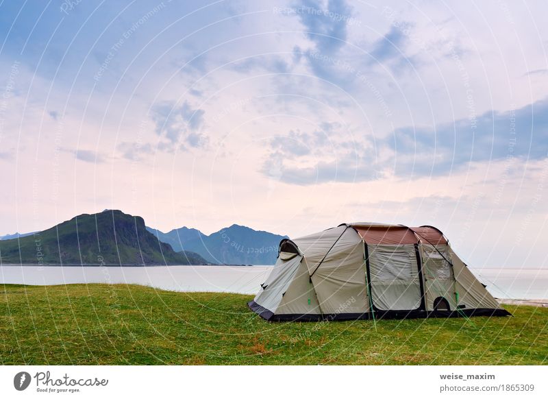Camping an der Küste des Ozeans. Urlaub in Norwegen, Lofoten Lifestyle exotisch Freude Ferien & Urlaub & Reisen Tourismus Ausflug Abenteuer Freiheit Sommer