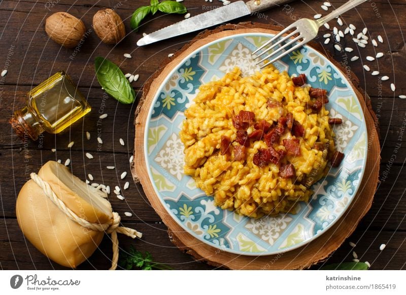 Risotto mit einem Kürbis und einem Speck Käse Gemüse Teigwaren Backwaren Kräuter & Gewürze Öl Ernährung Mittagessen Abendessen Diät Italienische Küche Teller