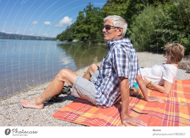 Senioren sitzen zusammen am Kochelsee Wohlgefühl Zufriedenheit Erholung ruhig Ferien & Urlaub & Reisen Tourismus Ausflug Sommer Sonne Weiblicher Senior Frau