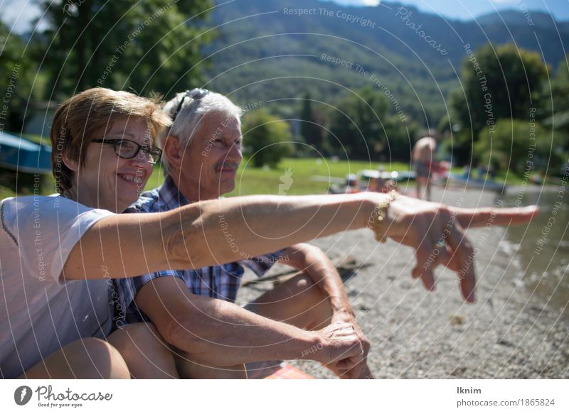 zwei glückliche Senioren haben zusammen Spaß Wellness Leben Wohlgefühl Zufriedenheit Ferien & Urlaub & Reisen Ausflug Abenteuer Sommer Weiblicher Senior Frau