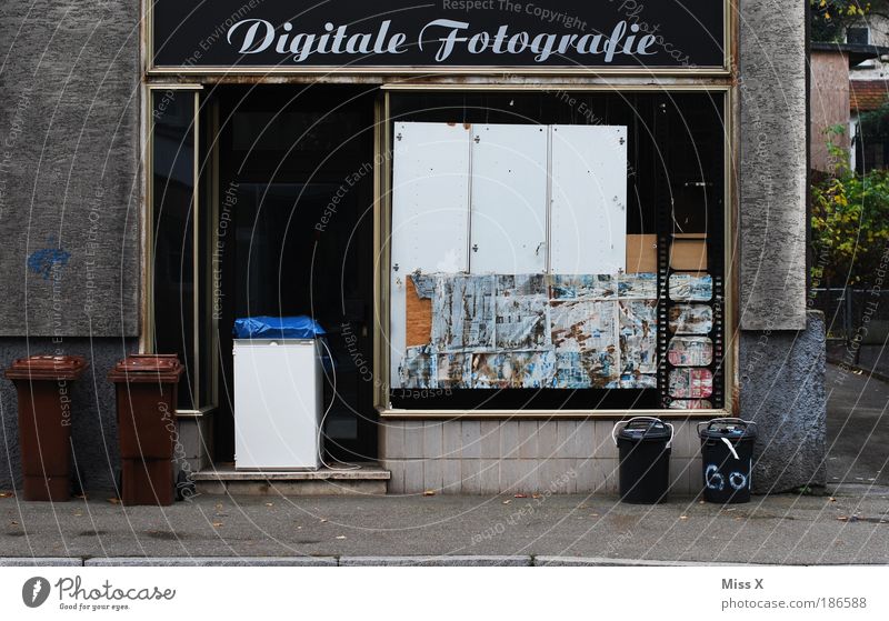 Das Ende der Digitalen Fotografie! Haus Stadt Mauer Wand Fassade Fenster Straße alt trist verlieren Insolvenz digital Digitalfotografie Müll Müllbehälter