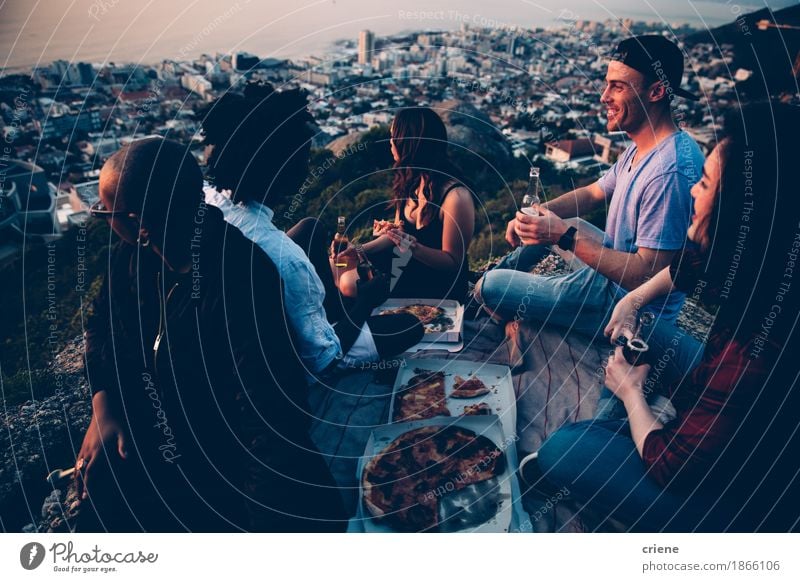 Gruppe junge erwachsene Freunde, die Picknick mit Pizza haben Lebensmittel Essen Abendessen Italienische Küche Getränk trinken Alkohol Bier Lifestyle Freude