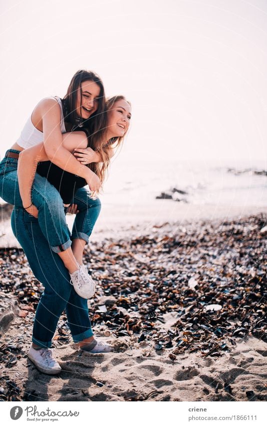 Glückliche kaukasische Jugendlichen, die Doppelpol auf dem Strand tun Lifestyle Freude Tourismus Sommer Meer Mädchen Junge Frau Schwester Freundschaft Paar 2