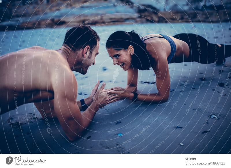 Geeignete kaukasische Paare der Junge, die den Spaß tut Eignungsübung haben Lifestyle Freude Freizeit & Hobby Strand Sport Fitness Sport-Training Sportler