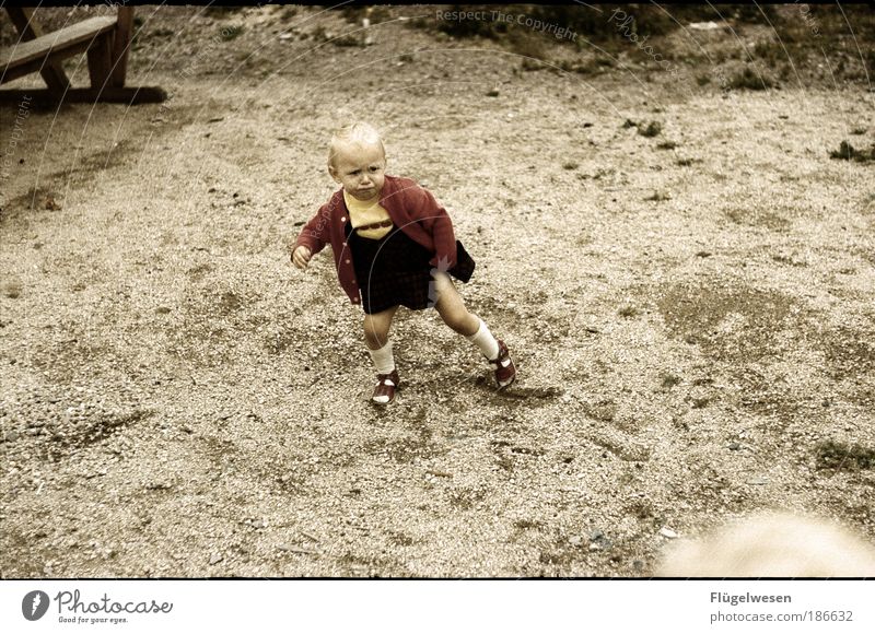 "Auf einem Bein zu stehen ist gar nicht so leicht" Freizeit & Hobby Spielen Kindererziehung Mädchen Beine Fuß 1 Mensch Sommer Bewegung krabbeln laufen Kraft Mut
