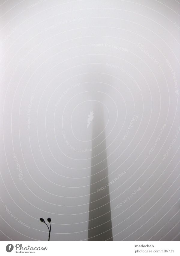 M EIN LEERER RAUM Berliner Fernsehturm Unlust Einsamkeit Erschöpfung Nebel Herbst Winter Straßenbeleuchtung Lampe 2 Partner Partnerschaft Eiszeit Ende gehen