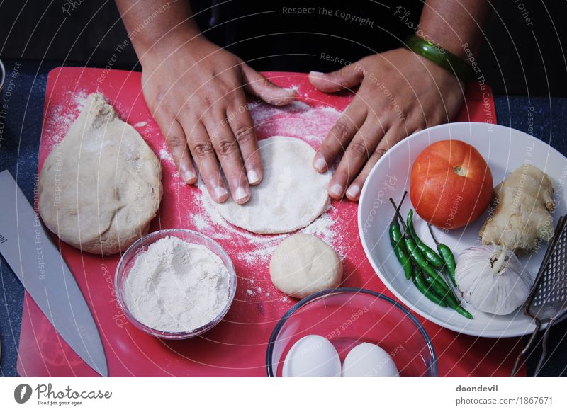 Backen und Abendessen vorbereiten Messer Koch Hand Finger kochen & garen backen Vorbereitung Lebensmittel Vegetarische Ernährung Gemüsegerichte Essen zubereiten
