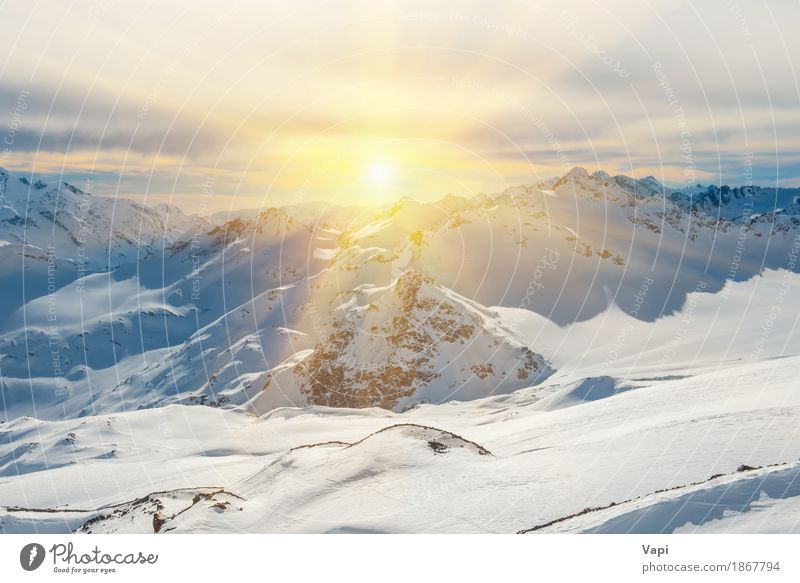 Sonnenuntergang in den schneebedeckten blauen Bergen mit Wolken Ferien & Urlaub & Reisen Tourismus Abenteuer Winter Schnee Winterurlaub Berge u. Gebirge Natur