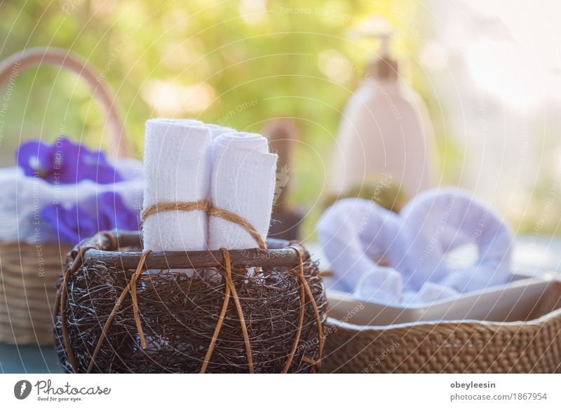 Aufgerollte weiße Badetücher Lifestyle Stil Freude Glück Spa Kunst Künstler Natur Abenteuer Farbfoto mehrfarbig Nahaufnahme Detailaufnahme Makroaufnahme Morgen