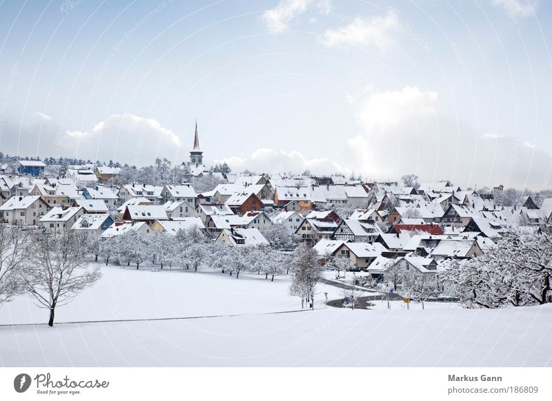 Dorf im Schnee Winter Natur Landschaft Himmel Eis Frost Haus Einfamilienhaus Kirche Gebäude hell Frieden Baum Wolken Farbfoto Außenaufnahme Menschenleer