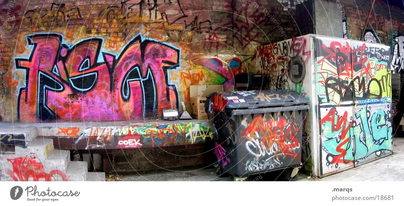 Backyard Hinterhof mehrfarbig Tagger Wand Fassade Müllbehälter Typographie verfallen dreckig Panorama (Aussicht) Straßenkunst Graffiti Weitwinkel abstrakt