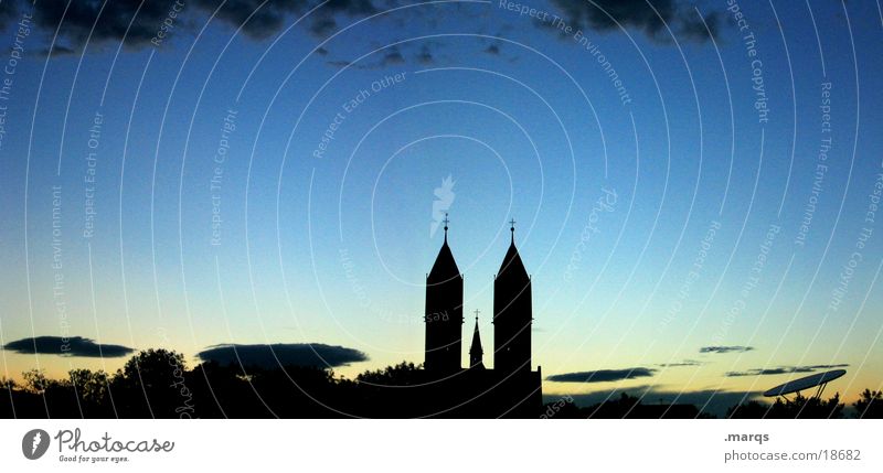 Zwillingskirche Religion & Glaube Kirche Kirchturm Dämmerung Schatten Himmel Wolken Panorama (Aussicht) Silhouette Abend Gegenlicht Verlauf Feiertag
