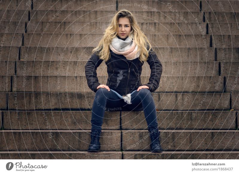 Blonde stylish Frau, die auf einem Flug der Schritte sitzt Stil Glück Gesicht Erholung Business Erwachsene 1 Mensch 18-30 Jahre Jugendliche Mode Anzug Schal