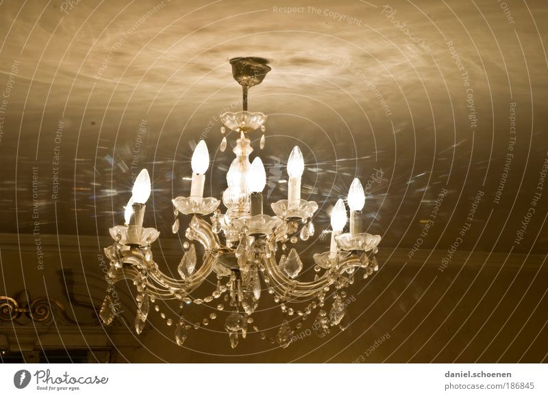 die Lampe an Glas Kristalle elegant sparsam Wandel & Veränderung Reichtum Häusliches Leben Leuchter Kronleuchter festlich Licht Schatten Reflexion & Spiegelung