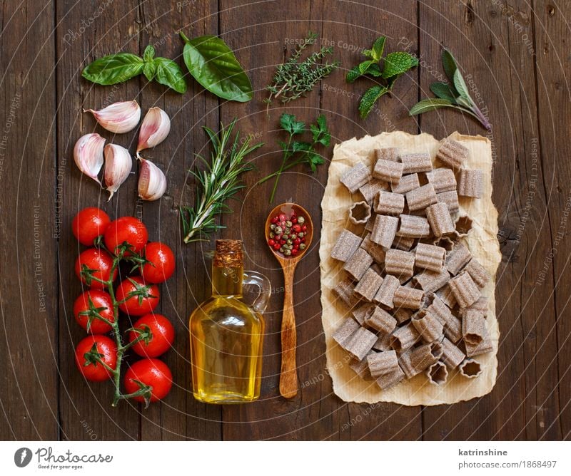 Vollkornnudeln, Gemüse, Kräuter und Olivenöl Teigwaren Backwaren Kräuter & Gewürze Öl Vegetarische Ernährung Diät Italienische Küche Flasche Löffel Tisch Blatt