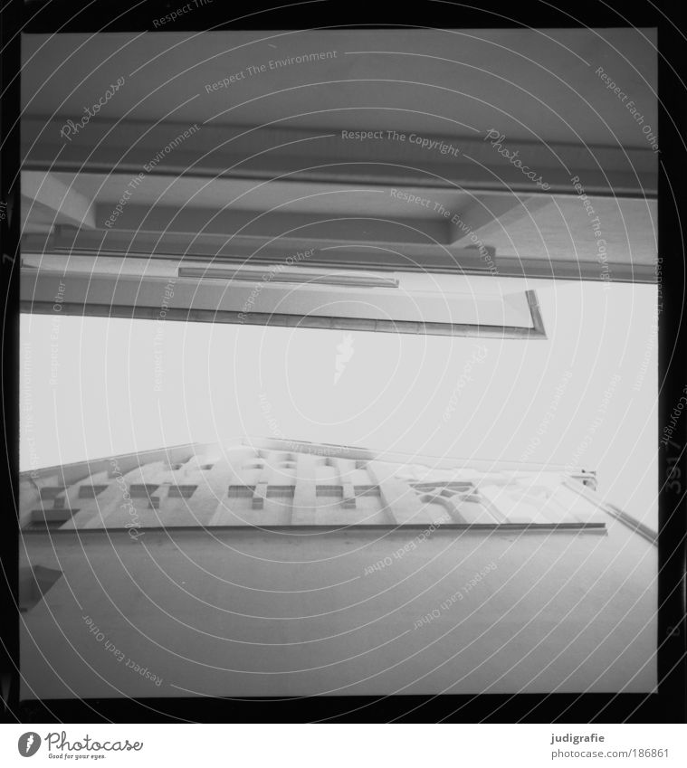 Kühler Brunnen, Halle Stadt Altstadt Haus Gebäude Architektur Fassade Dach ästhetisch hell Dachgiebel Putz schmal Gasse Himmel Licht Schwarzweißfoto