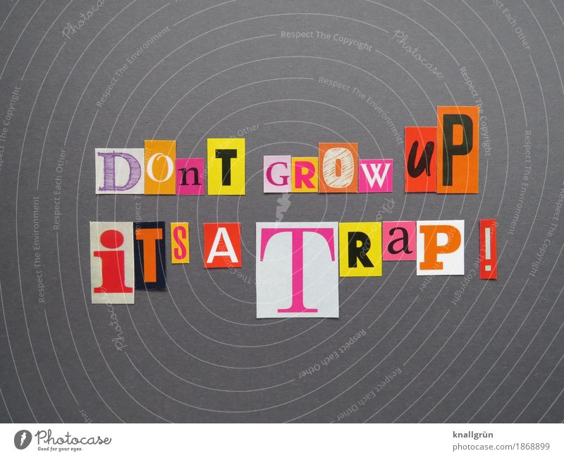 DOn'T GROW uP iT'S A TRaP ! Schriftzeichen Schilder & Markierungen Kommunizieren eckig mehrfarbig Gefühle Stimmung Mut Akzeptanz Neugier Senior entdecken