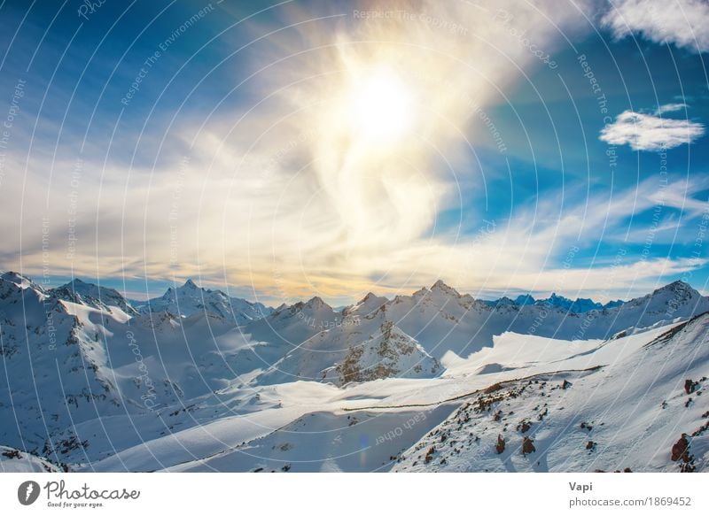 Sonnenuntergang in den schneebedeckten blauen Bergen mit Wolken Ferien & Urlaub & Reisen Tourismus Abenteuer Winter Schnee Winterurlaub Berge u. Gebirge
