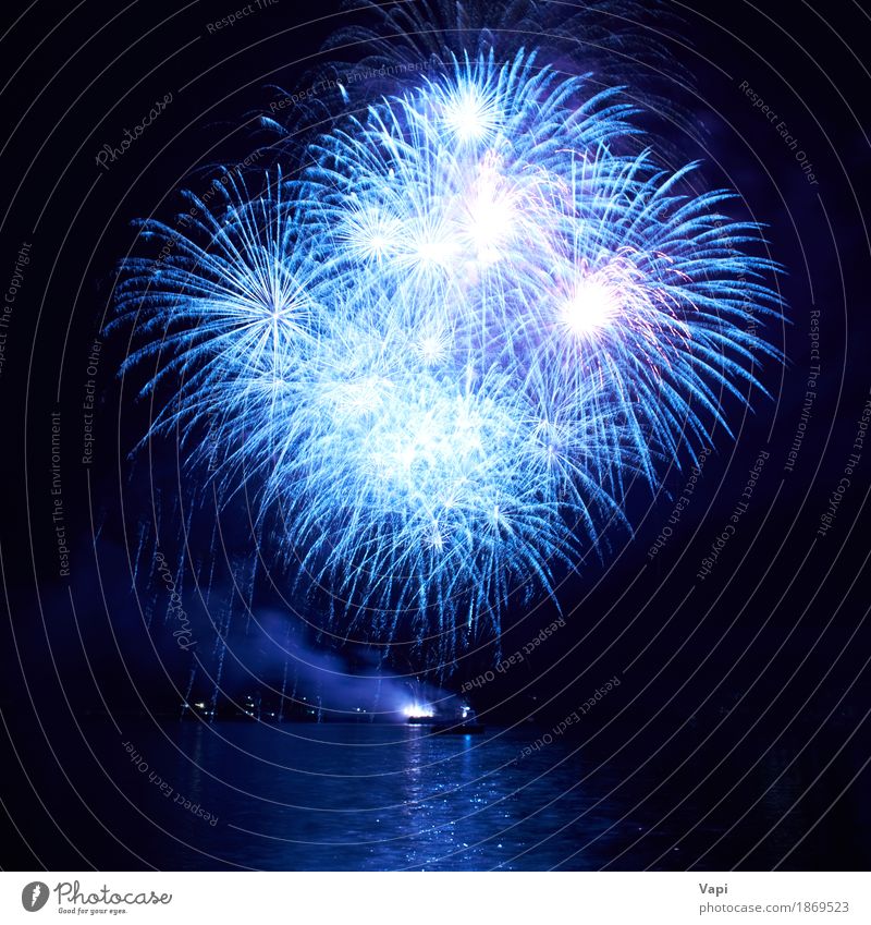Blaue Feuerwerke auf dem schwarzen Himmel Freude Freiheit Nachtleben Entertainment Party Veranstaltung Feste & Feiern Weihnachten & Advent Silvester u. Neujahr
