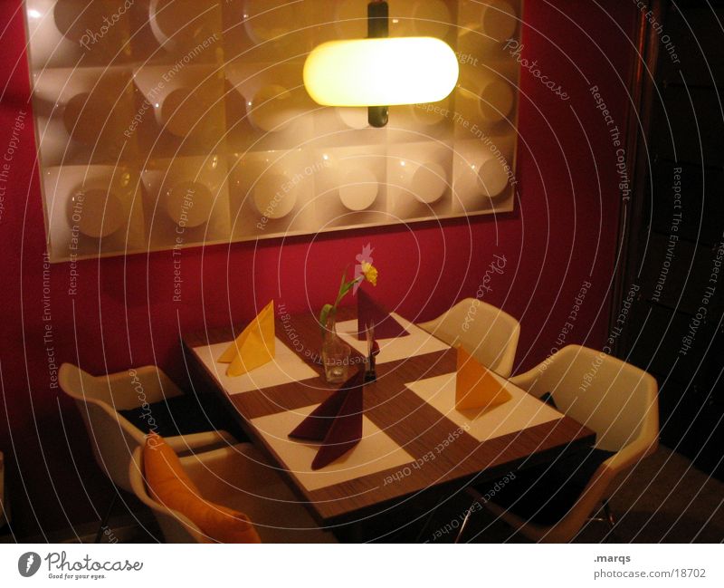 Die Sitzecke Stuhl Tisch Dekoration & Verzierung Wand rot weiß Lampe Siebziger Jahre retro gemütlich Langzeitbelichtung Gastronomie Ernährung