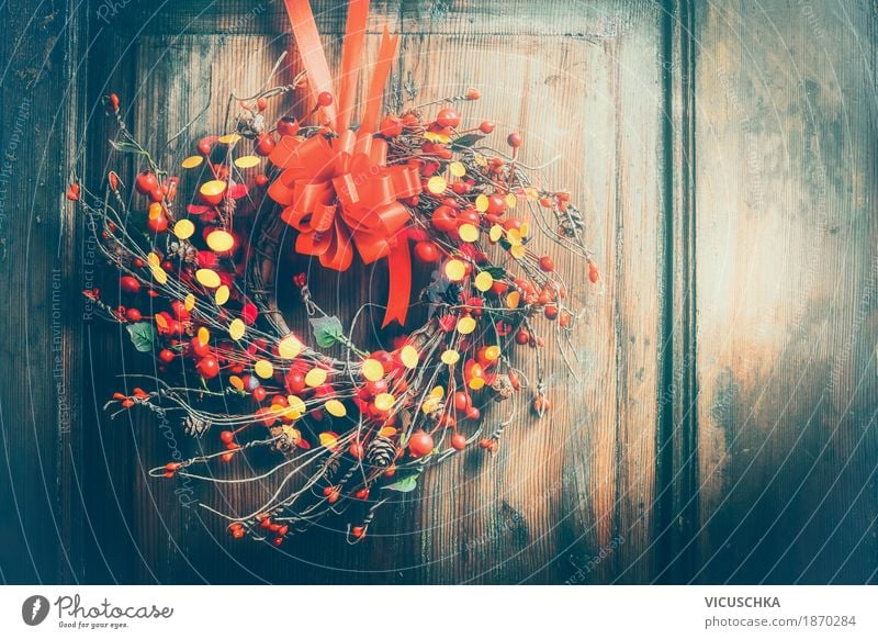 WeihnachtsKranz an Holztür mit rotem Band, Beeren und Bokeh Stil Design Winter Häusliches Leben Innenarchitektur Dekoration & Verzierung Feste & Feiern