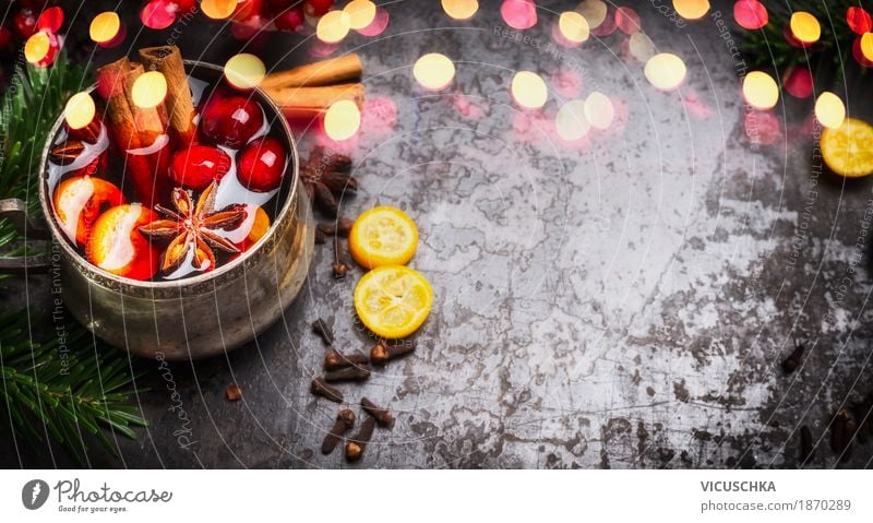 Glühwein Tasse und Gewürze auf rustikalem Hintergrund Festessen Getränk Heißgetränk Geschirr Stil Design Freude Winter Dekoration & Verzierung Party