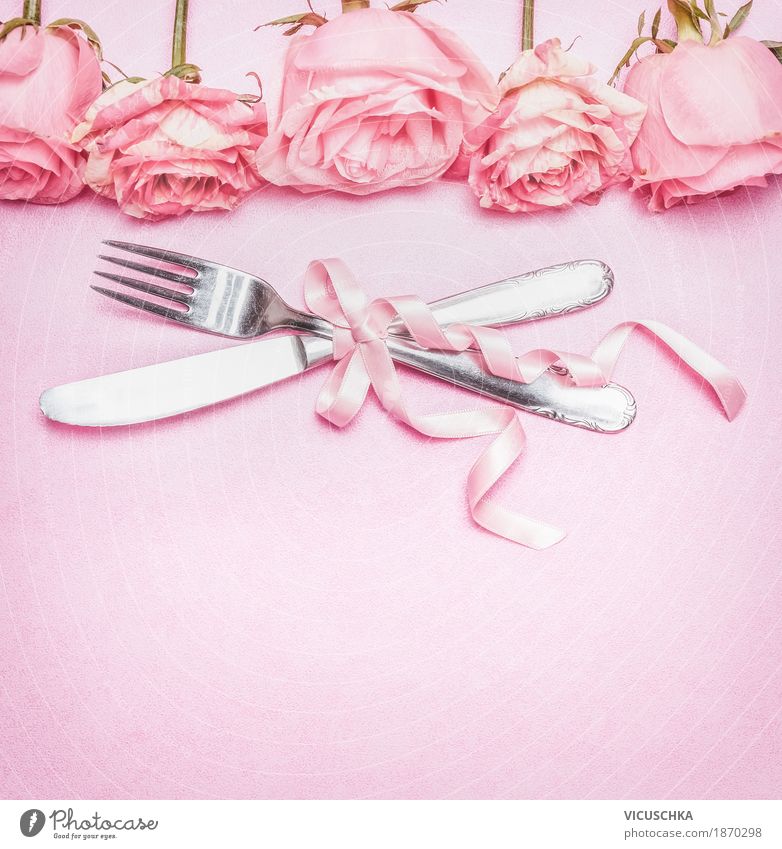 Romantisches Tischgedeck mit rosa Rosen , Besteck und Schleife Festessen Stil Design Häusliches Leben Dekoration & Verzierung Restaurant Feste & Feiern
