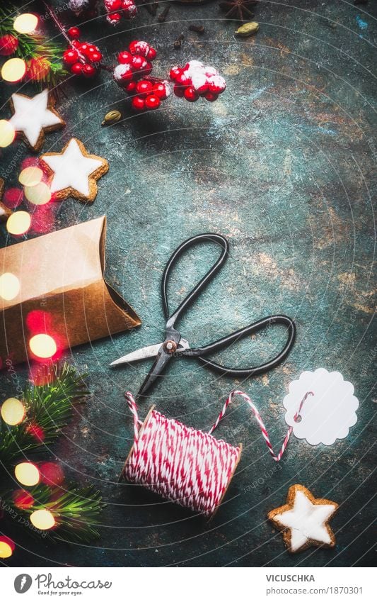 Weihnachtsgeschenke verpacken und mit rotem Seil binden Stil Design Freude Winter Häusliches Leben Wohnung Dekoration & Verzierung Feste & Feiern
