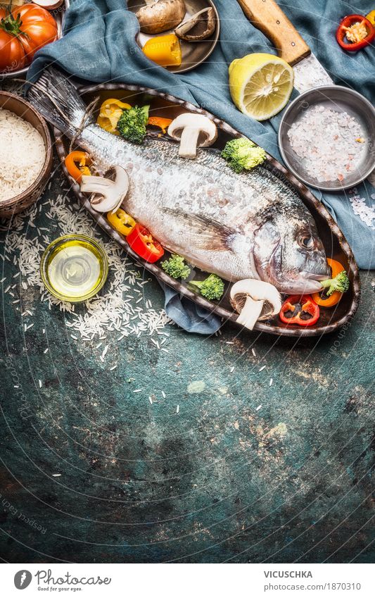 Dorado Fisch und Gemüse in Backform Lebensmittel Kräuter & Gewürze Ernährung Mittagessen Abendessen Büffet Brunch Festessen Bioprodukte Diät Geschirr Messer