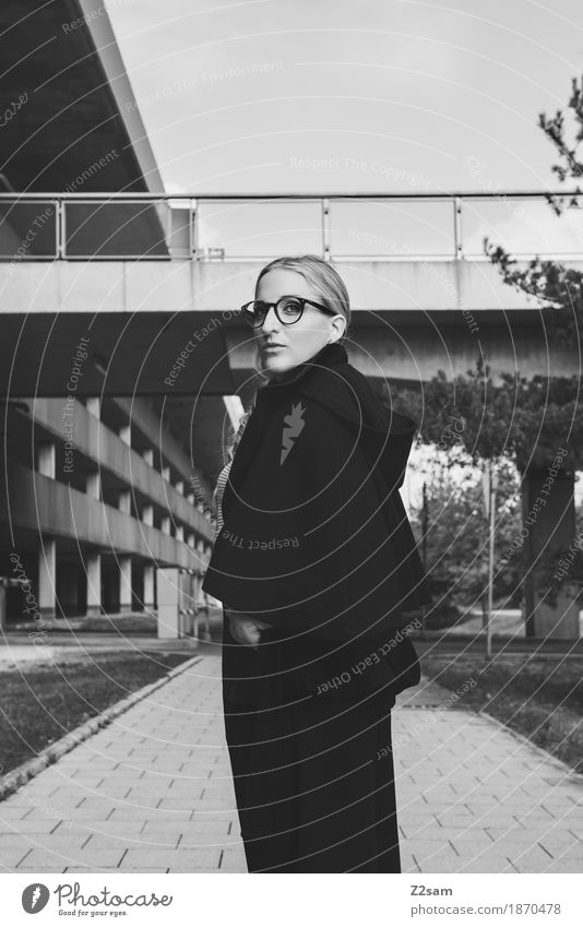 Hey. Mensch feminin Junge Frau Jugendliche 1 18-30 Jahre Erwachsene Brücke Parkhaus Architektur Mode Jacke Brille blond Zopf Blick stehen einfach elegant frech