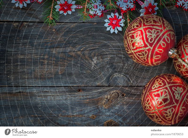 Weihnachtsschmuck und rote Glaskugeln Winter Dekoration & Verzierung Feste & Feiern Weihnachten & Advent Baum Holz Schnur neu retro grau weiß Hintergrund Ball