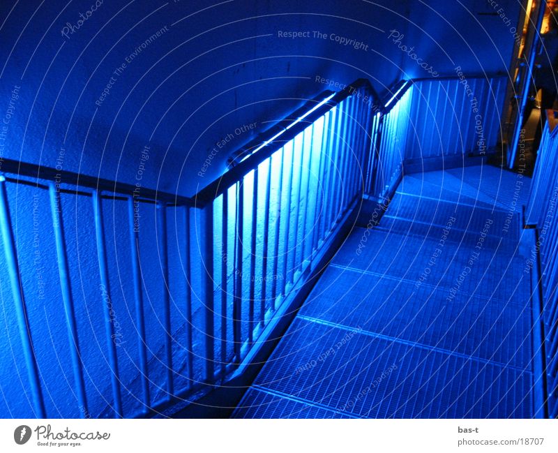 Blaue Treppen Neonlicht Nacht Gitter Langzeitbelichtung blau